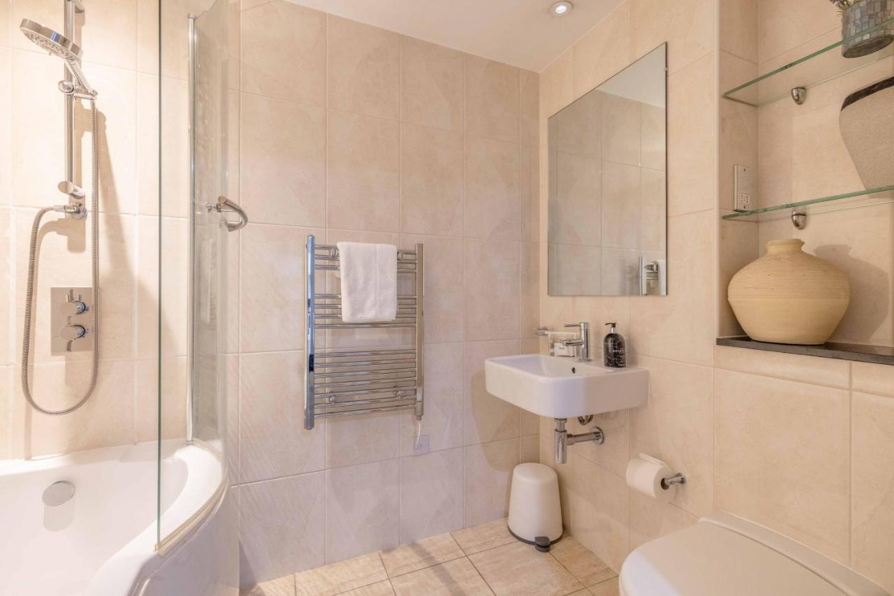 2 Bed At Slough Station & Parking - London In 20 Mins Apartment Exterior photo