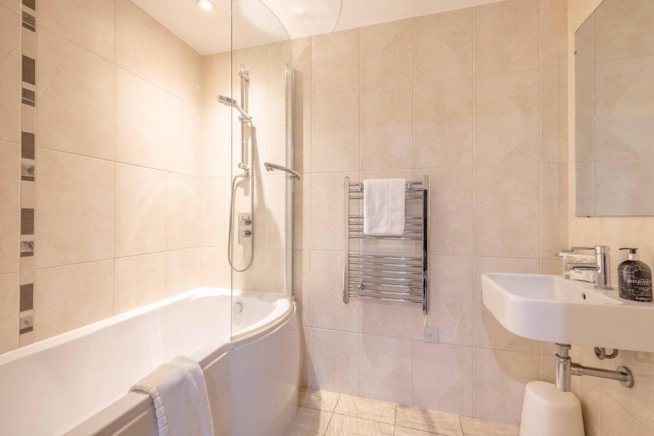 2 Bed At Slough Station & Parking - London In 20 Mins Apartment Exterior photo